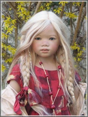 Mera mit blonder Per&uuml;cke