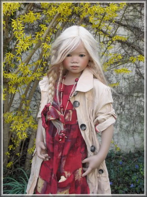 Mera mit blonder Per&uuml;cke