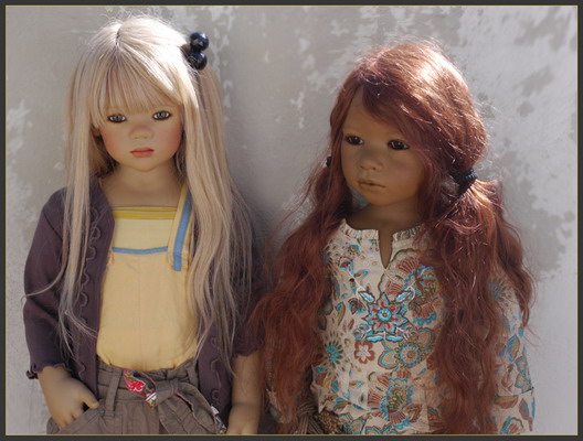 Lihle mit blonder Per&uuml;cke, Matoka mit roter Per&uuml;cke