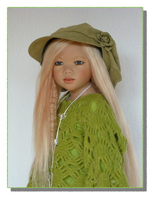 Mera mit blonder Per&uuml;cke