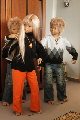 Askari twins, Monja