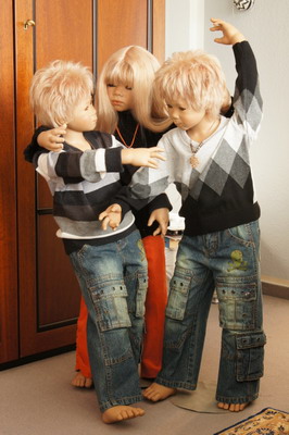 Askari twins, Monja